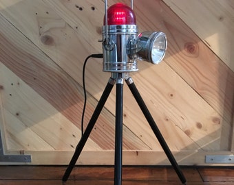 Jolie lampe de signalisation sur trépied