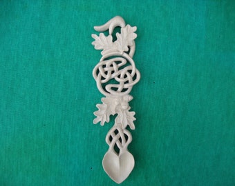 Love spoon featuring celtic knotwork