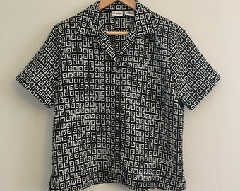 FREE US SHIPPING | Vintage 90s Lightweight Black and White Print Button Down Short Sleeve Shirt w Flowy Boxy Drape | 44" chest