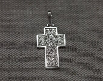 Finely crafted patterned sterling silver cross pendant