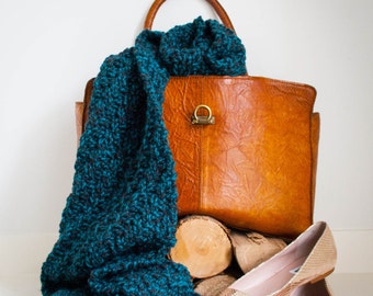 SALE 20% OFF. Belle. Chunky, woollen scarf in black and blue