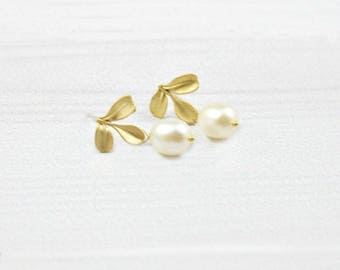 Dainty Minimalist Earrings, Small Minimal Earrings, Leaf Earrings, Gold Earrings, Bridesmaid Earrings, Freshwater Pearl, Everyday earrings