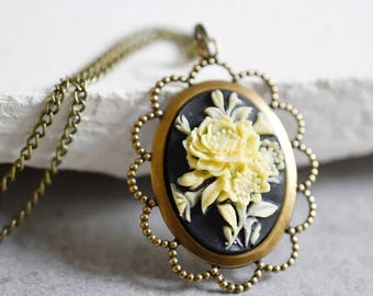 Bouquet Necklace in Vintage Style (VIK-57)