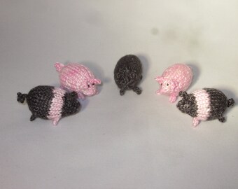 More Tiny knitted pigs! Super cute