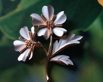 Vintage TRAFARI White Enamel Flower Brooch, Designer Signed Jewelry, Mid Century Jewelry, Flower Pin, Accessories, Fashion Jewelry, Boutique