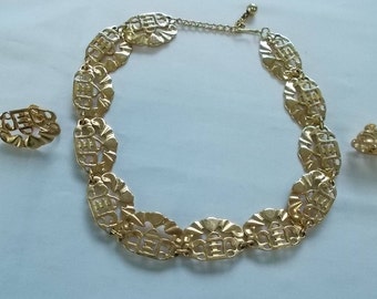 NAPIER. Gold Tone Necklace and Clip/Screwback Earrings. (656
