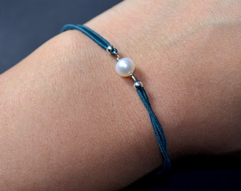 Bracelet freshwater pearl blue cord
