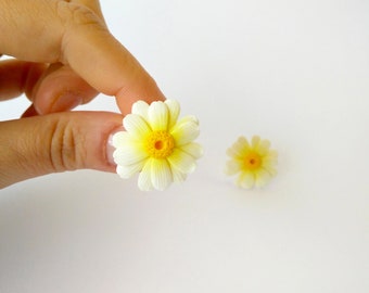 Daisies-stud-pin earrings with fimo polymer clay/handmade/white flower earrings