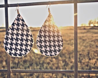 Black and white teardrop earrings !