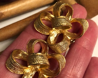 Vintage textured goldtone dimensional ribbons/bows clip earrings, gold bow earrings, wrapped bows earrings, gift bow earrings