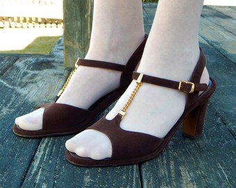 REVELATIONS Brown Suede Peep Toe Sandals Shoes ~ Vintage 1970s Red Carpet Process, Gold Chain T Strap, Ankle Strap, Pin Up ~ Womens 6.5 7 M