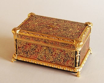 Casket with a brass ornament.