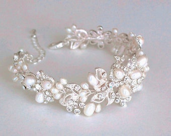 Bridal bracelet. Bridal accessories. Wedding bracelet. Pearl Rhinestone Bracelet. wedding jewelry for brides. Freshwater pearl bracelet.