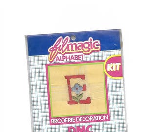 Letter "E" red embroidery floss to customize a garment 3.5 x 3.5 cm