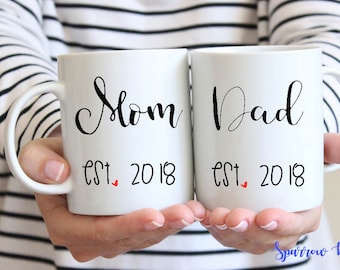 15% OFF| New MOM or DAD Est. Year Mugs| Pregnancy Announcement| Coffee Mugs for New Parents| New Parent Mug Set| Baby Announcement