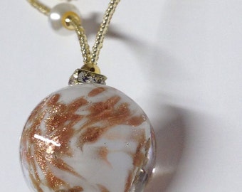 LITTLE WORLD: Necklace with pendant and Murano glass beads.