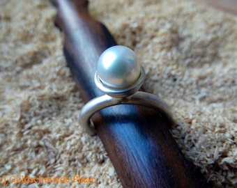 Silver ring with stud pearl