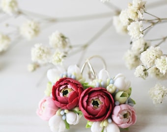 Earrings with miniature flowers