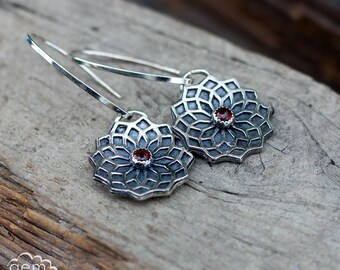 Mandala style sterling silver earrings with garnet - Focus -