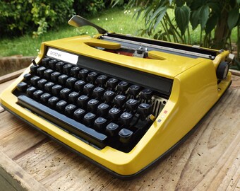 Typewriter BROTHER DELUXE 800 vintage yellow / yellow vintage Brother typewriter