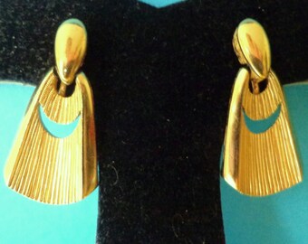 90's TRIFARI Signed EARRINGS Medium Dangle Brushed Finish Gold Tone Vintage Clip Jewelry