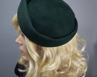 Vintage 40s Deep Green Beret Style Hat with Feather Cluster