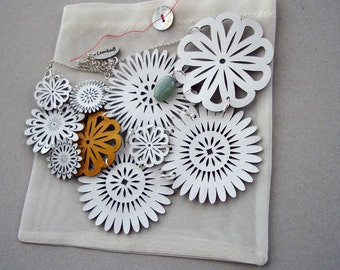 White Spring Flower Collar with a Yellow Daisy