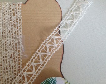 Very fine antique bobbin lace