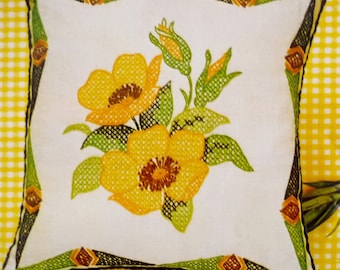 Vintage Pillow Cross Stitch Kit Yellow Wild Roses by Pauline Denham 14" x 14", Linen Fabric Wool Yarns 1973 NO CORDING TRIM