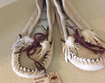 Reservation crafted by the Oglala Sioux Native American moccasins size 7