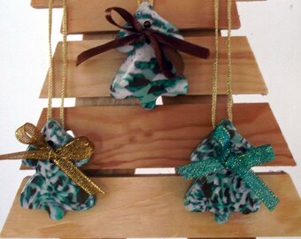 Decorative trees in shades of green, to hang on your Christmas tree or in Garland