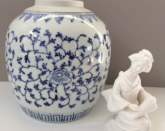 Chinese blue and white porcelain vase / Chinoiserie