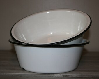 Medium Enamel Bowl / Vintage Enamel / Farmhouse Decor