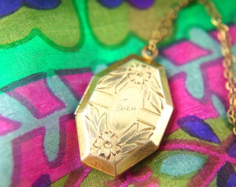 Flower Locket Necklace - 1940s Locket - Engraved Locket - Laroco - Gold Filled Locket - Wedding Locket