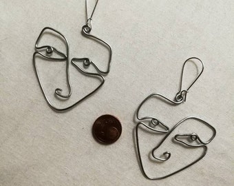 One line earrings faces couple