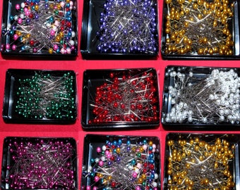 Dressmaking Craft Pearl Headed Pins – Assorted Colours A box of 144 pearl headed pins containing approx 144 pinsDimensions 40 mm by 0.58
