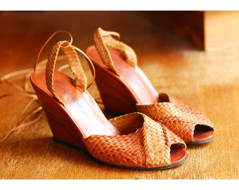 vintage 1970s shoes / 70s brown woven leather ankle wrap wedge sandals / size 5
