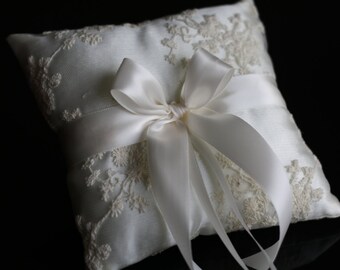 Ivory Ring Bearer Pillow \ Lace Wedding Bearer Ring Holder \ Ivory Satin Bearer, Lace Ring Pillow, Ivory Wedding Pillow, Lace Wedding Pillow