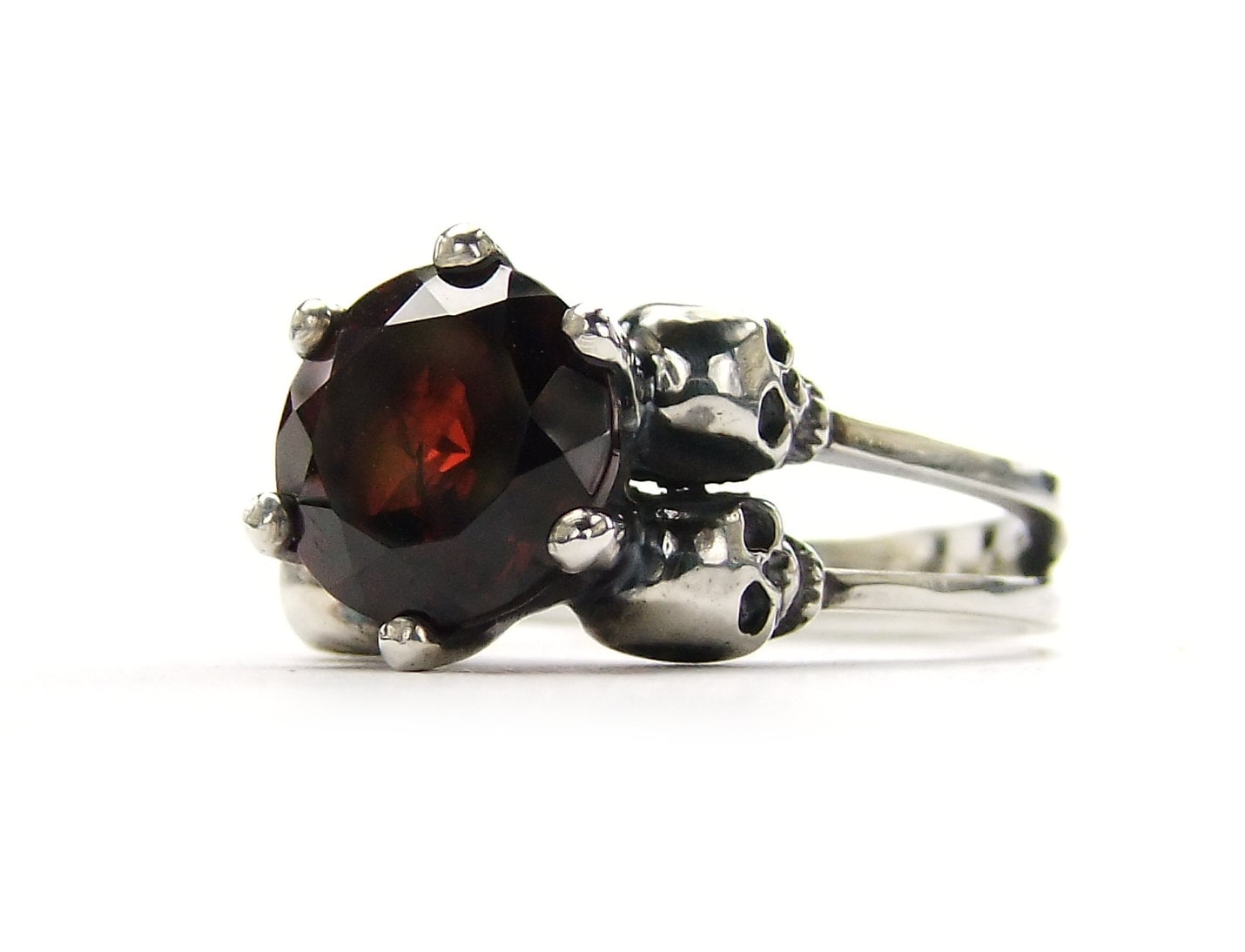 Dit eng maar sierlijke schedel juweel ring zal worden perfect voor uw goth bruiloft of engagement!  De steen meet 9mm. De bloedrode granaat - speciale allerlei 