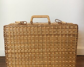 Vintage | Wicker Picnic Basket with Patterned Lining
