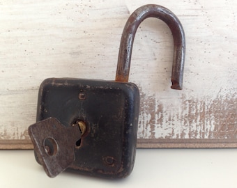 Antique padlock - Old padlock - Vintage Padlock - Old padlock with key - Beautiful working padlock - Vintage padlock with key - Rustic lock