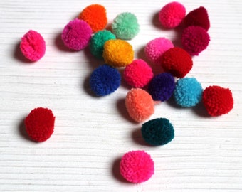Small multicolured pom poms