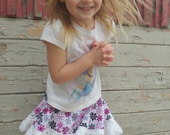 LA jupe de KATHRYN, filles de la jupe, avec pompon garniture, cadeau twirly, coton, pour fille, jupe girly, fabriqués à la main, la mode, pompons, magasins canadiens