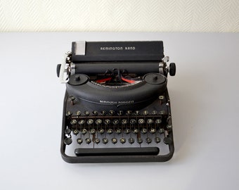Vintage typewriter Remington Rand Noiseless model seven / american portable typewriter / 1940s