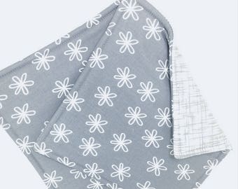 Gray Pot Holders, Set of 2 Gray Daisies Potholders, White and Gray Kitchen Decor, Grey Pot Holders, Grey Hot Pads, Modern Kitchen Decor