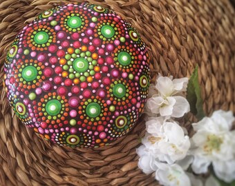 Mándala stone,colourful and tactile,dot art