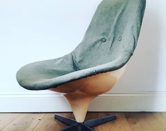 1960s vintage fiberglass egg swivel chair by Lurashell - mid century