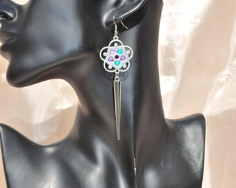 "Flowers and tips" earrings in silvery metal.