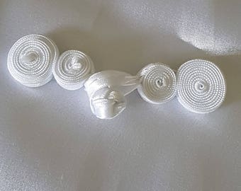 Buttons bow - 6 cm white satin Chinese clip Brandenburg