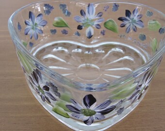 Candy dish hand painted Daisies, heart shaped glass, great Birthday, Anniversary, Bridal shower, Housewarming gift, Teacher. Retirement